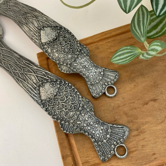 Stunning Pair Of Vintage Hammered Pewter Fish Serving Utensils - Picture 8 of 10